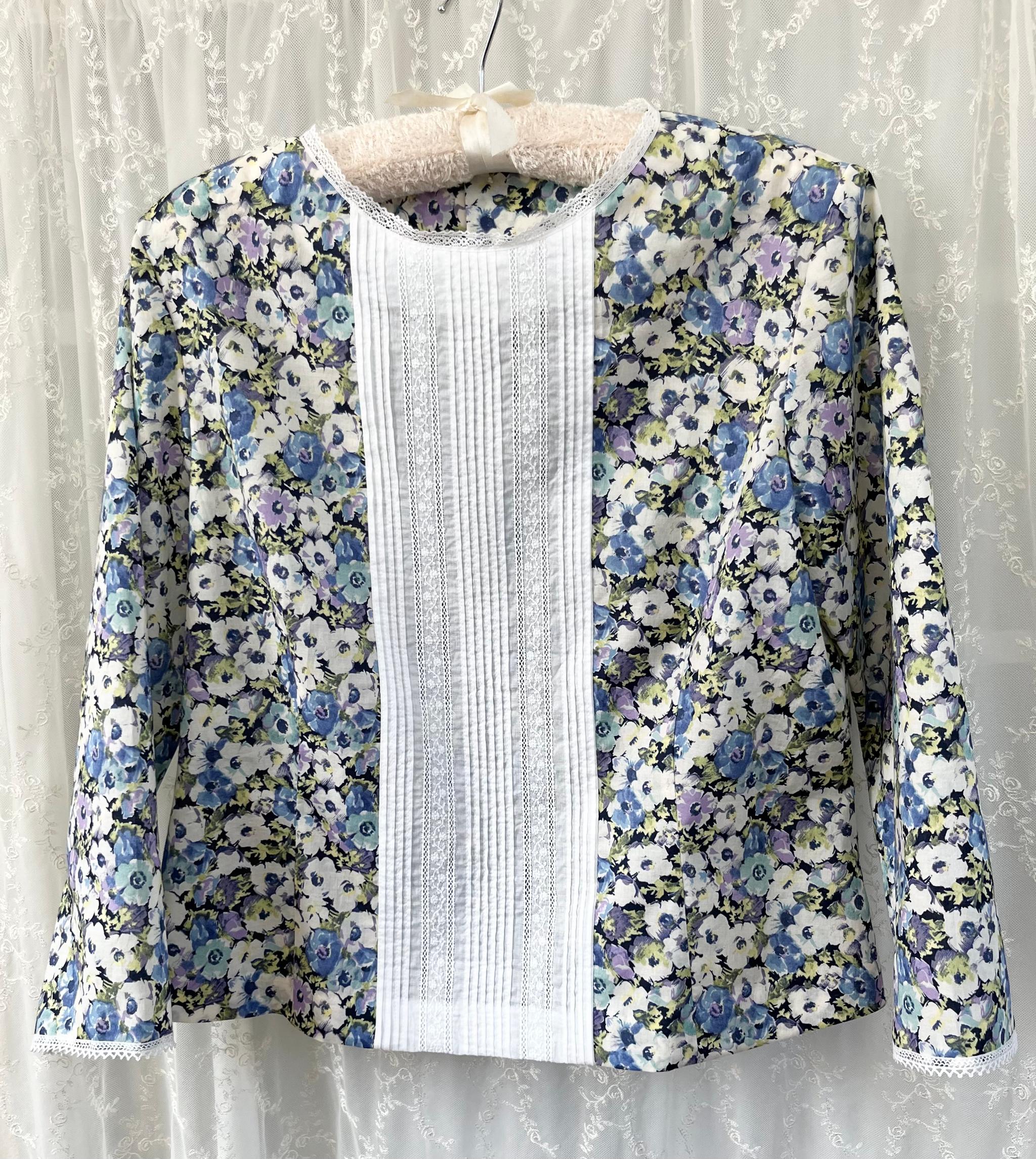 ピンタック&レース+パンジー柄のコットンブラウス『春の花柄ブラウス・クラシカル・ビオラ・スミレ・1点のみ』