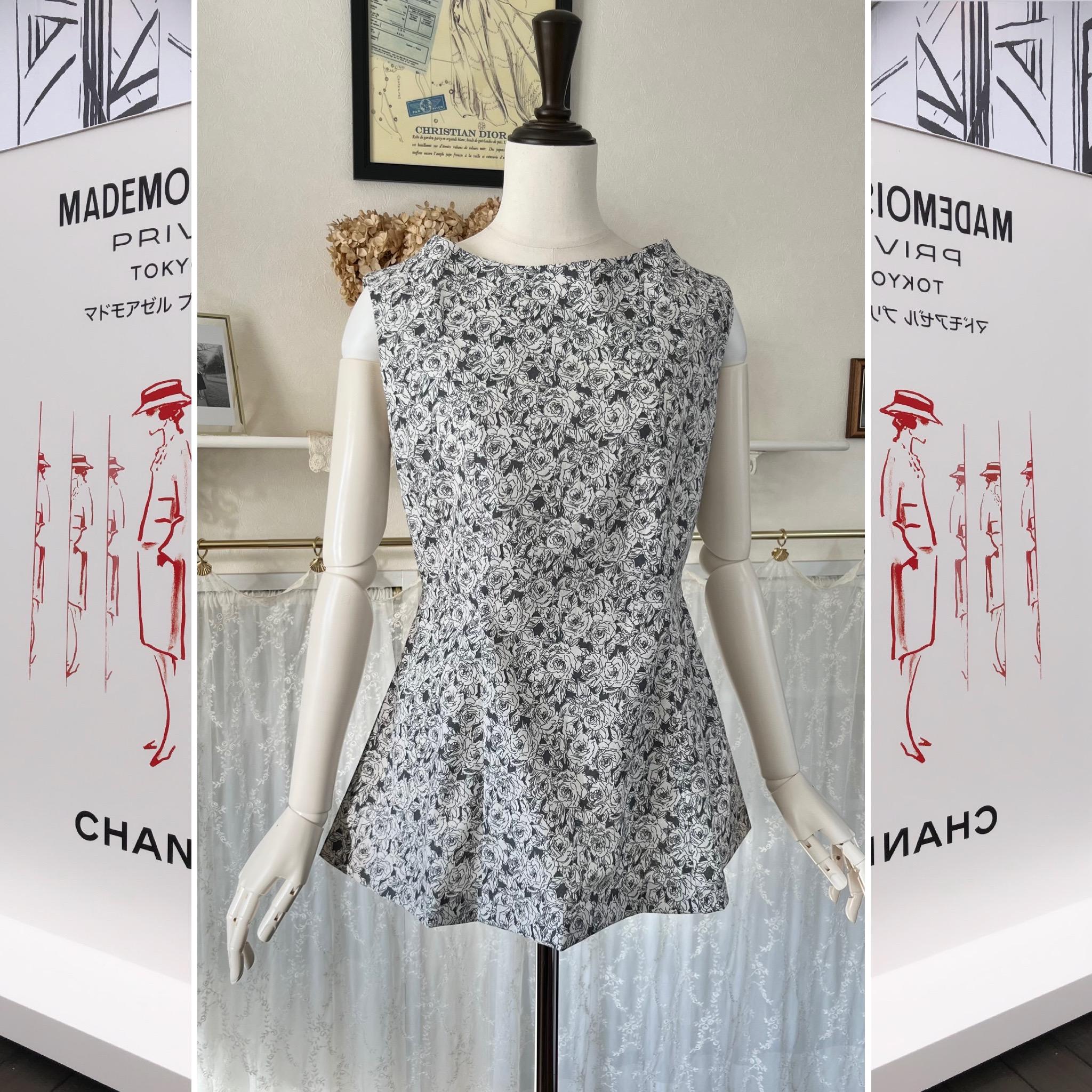 バラ柄コットンリネンのノースリーブブラウス『ボートネック・Aライン・チュニック丈・綿麻・モノトーン・ローズプリント』