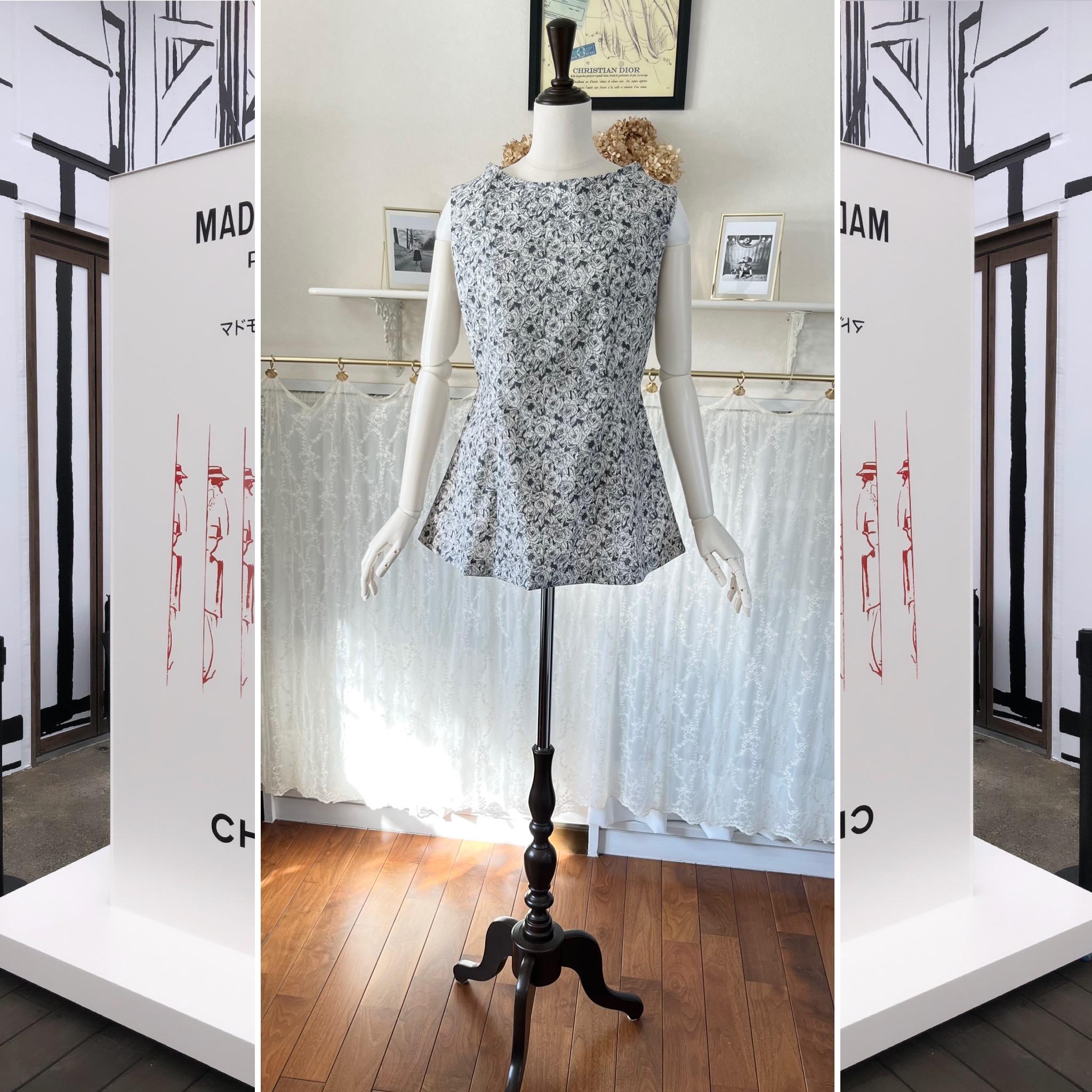 バラ柄コットンリネンのノースリーブブラウス『ボートネック・Aライン・チュニック丈・綿麻・モノトーン・ローズプリント』 | 2枚目