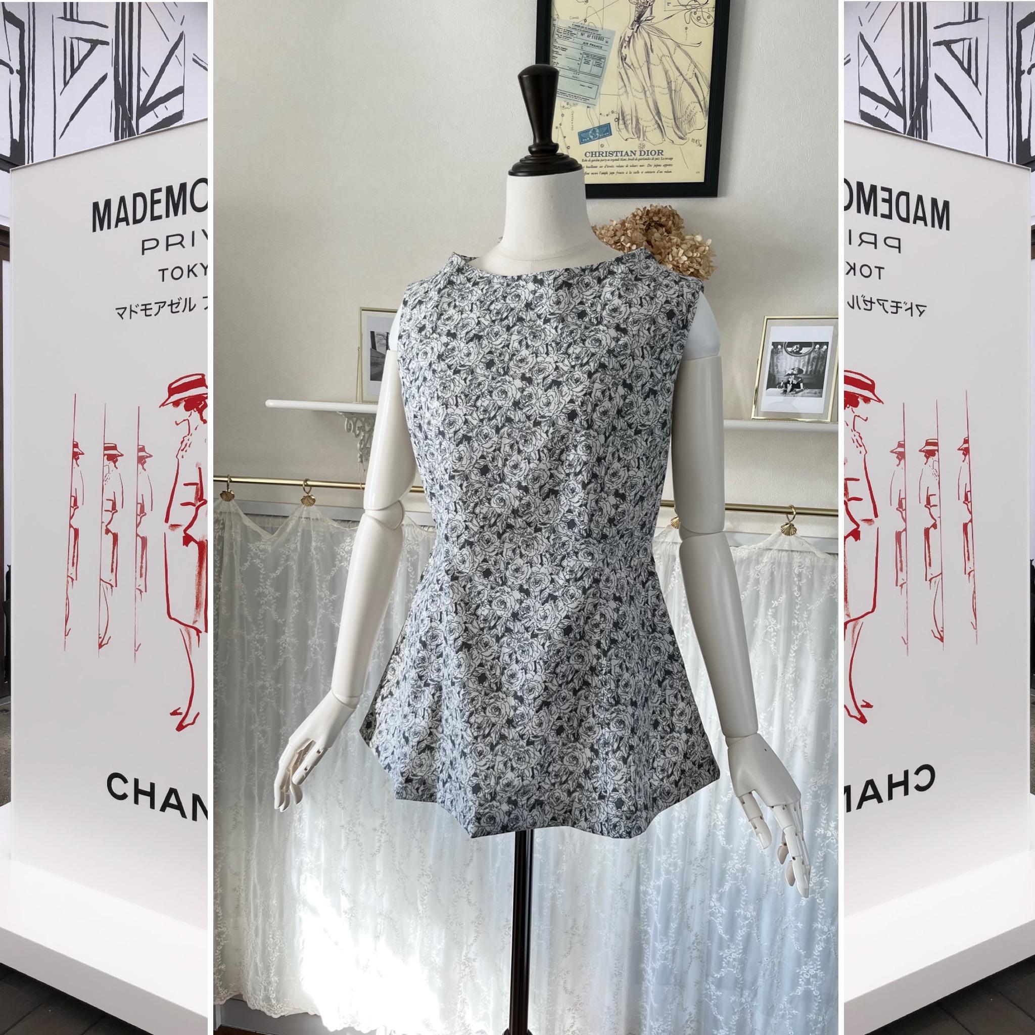 バラ柄コットンリネンのノースリーブブラウス『ボートネック・Aライン・チュニック丈・綿麻・モノトーン・ローズプリント』 | 3枚目