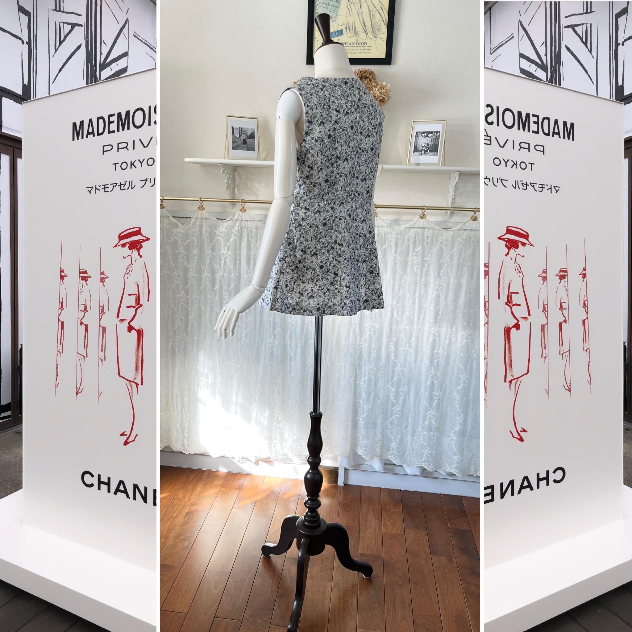 バラ柄コットンリネンのノースリーブブラウス『ボートネック・Aライン・チュニック丈・綿麻・モノトーン・ローズプリント』 | 4枚目