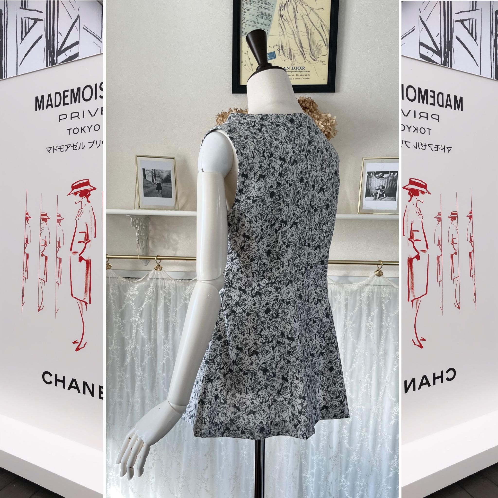 バラ柄コットンリネンのノースリーブブラウス『ボートネック・Aライン・チュニック丈・綿麻・モノトーン・ローズプリント』 | 5枚目