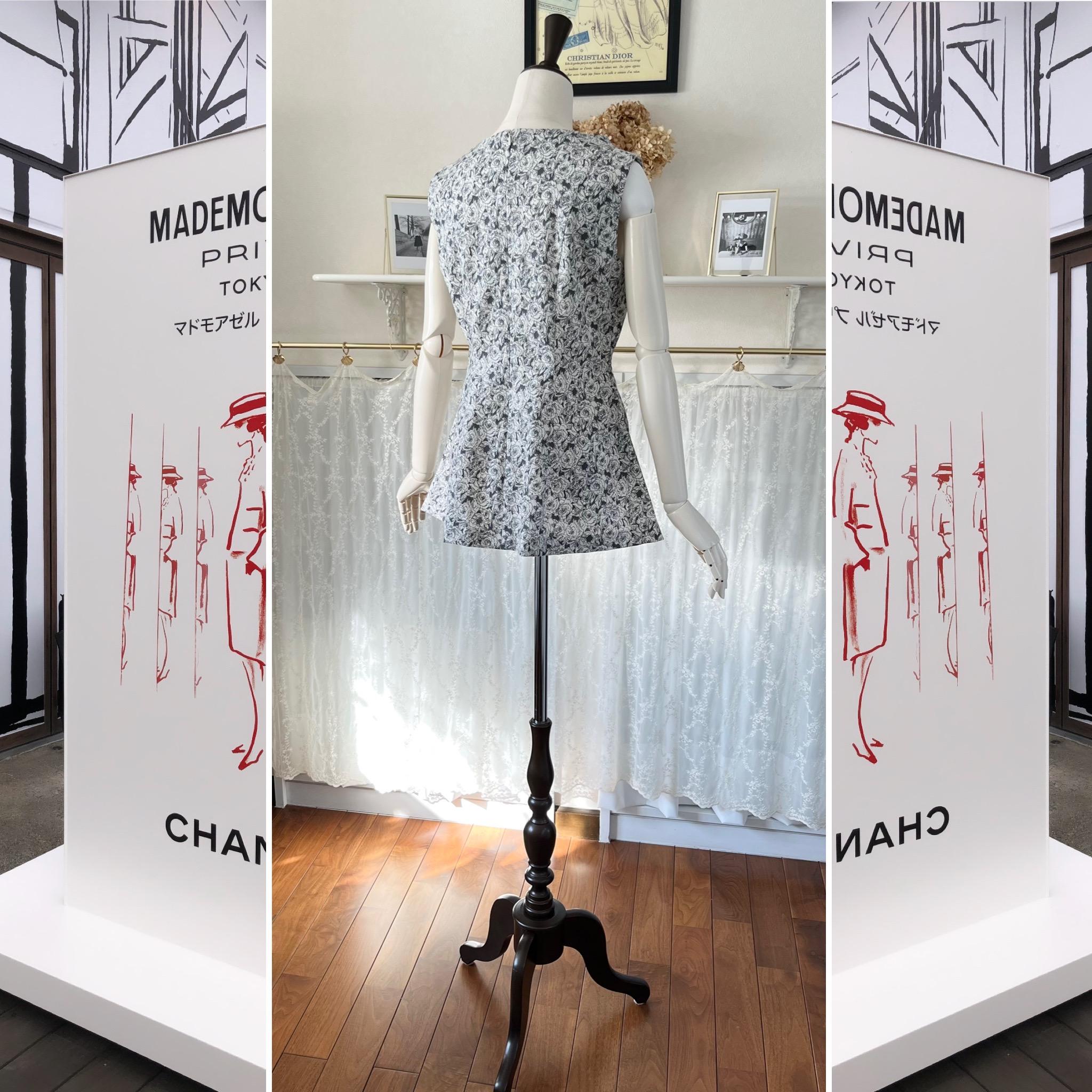 バラ柄コットンリネンのノースリーブブラウス『ボートネック・Aライン・チュニック丈・綿麻・モノトーン・ローズプリント』 | 6枚目