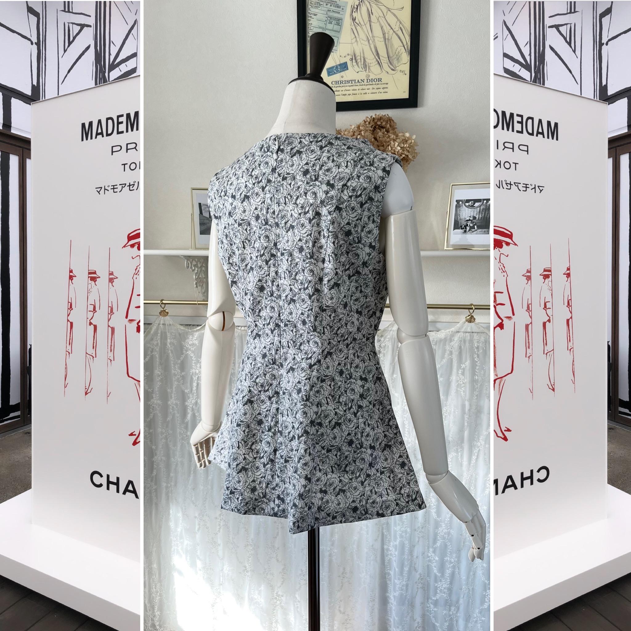 バラ柄コットンリネンのノースリーブブラウス『ボートネック・Aライン・チュニック丈・綿麻・モノトーン・ローズプリント』 | 7枚目