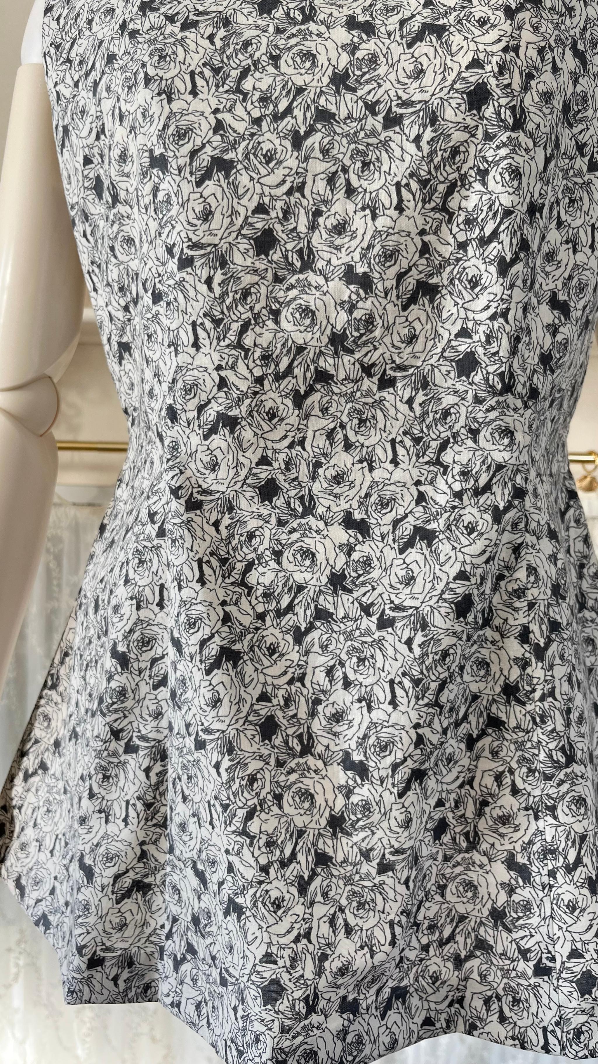 バラ柄コットンリネンのノースリーブブラウス『ボートネック・Aライン・チュニック丈・綿麻・モノトーン・ローズプリント』 | 8枚目