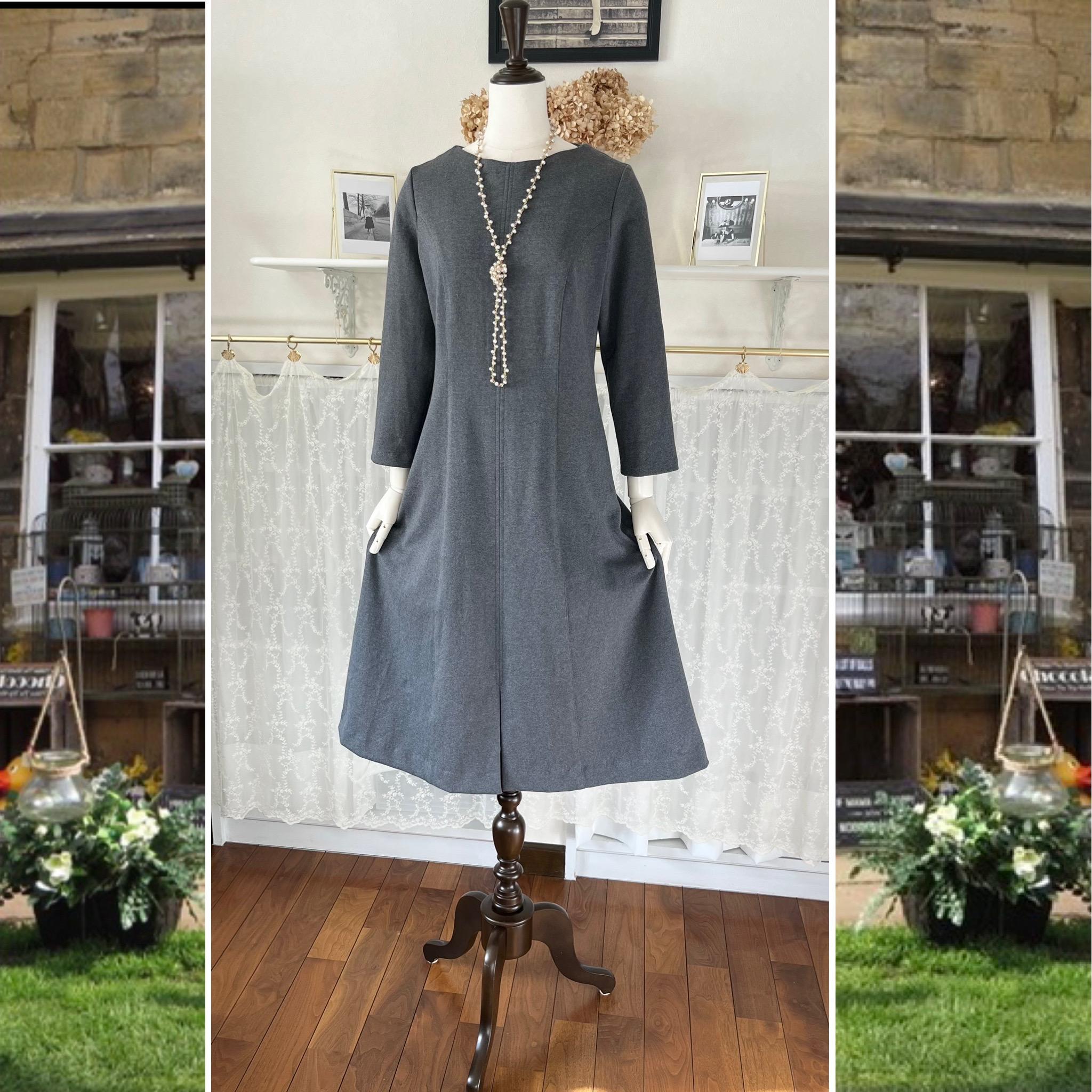 綿混ニット・ダークグレーのセミフレアワンピース『ボートネック・七分袖・スリット・ウエストゆったり・VL041』